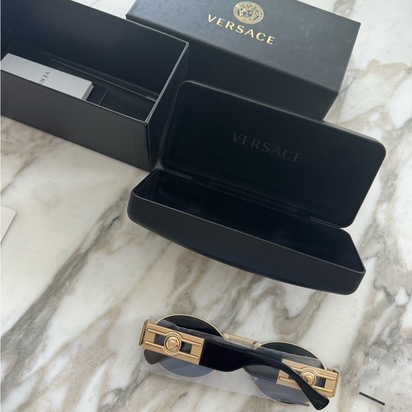 brand new never tried on Versace Sunglasses medusa 95 - Picture 3 of 4